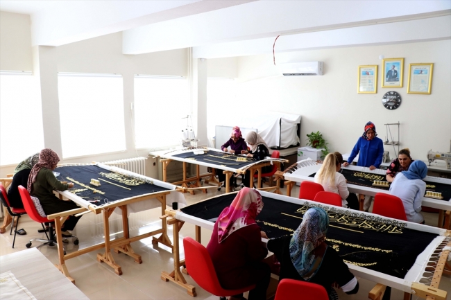 Diyarbakırlı kadınlar peygamber makamları için örtü işliyor